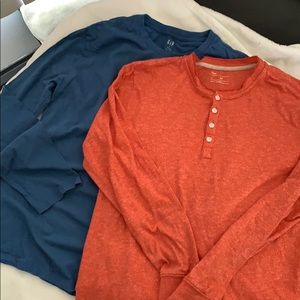 🧡💙2 LONG SLEEVE GAP TEES SIZE MEDIUM💙🧡